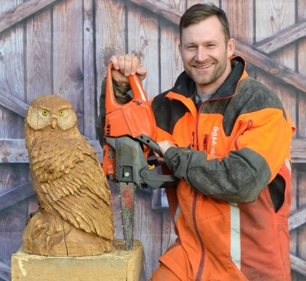 Kettensägenschnitzer MIchael Martin beim Sauensäger in Blockhausen